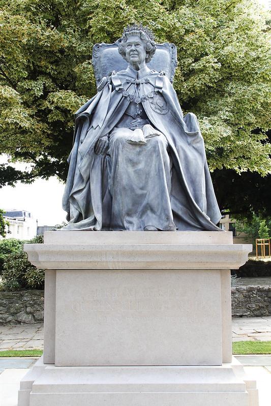 Full length statue of queen elizabeth ii
