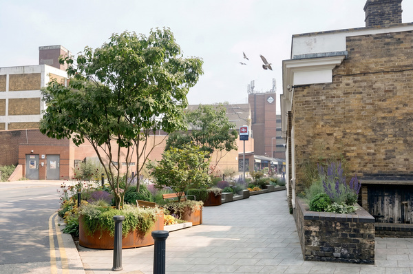 Artist impression of the new landscaped entrance to Gravesend railway station
