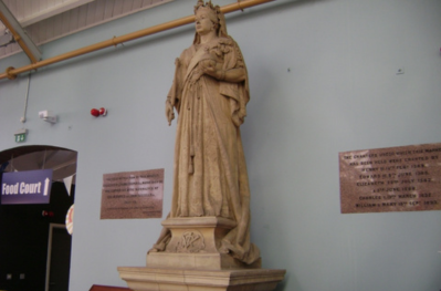 Queen victoria market statue