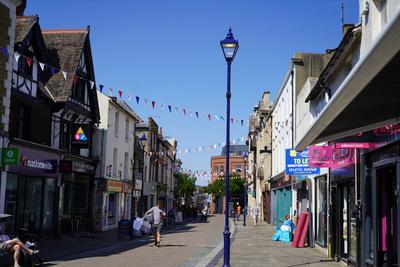 Photograph of new road gravesend which shows the bunting and old style lamppost.