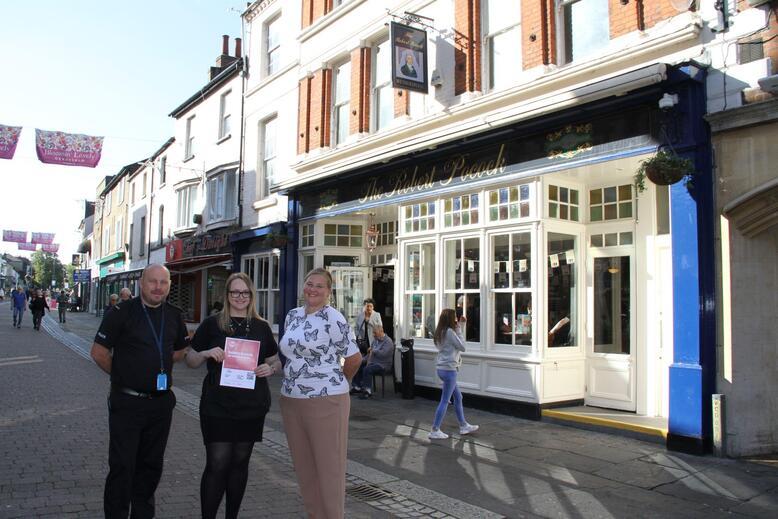 he Wetherspoon’s management team with Kent Police Licensing and CSU BBN assessor.