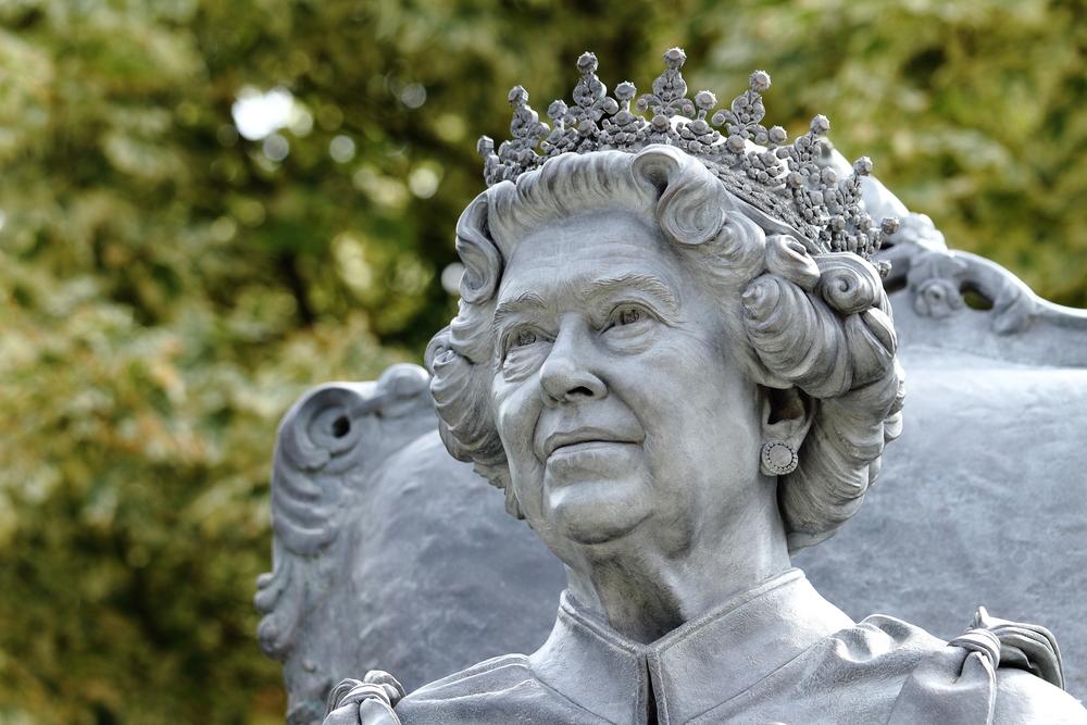 HM Queen Elizabeth Statue